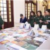 Trung tá Mai Thị Ngọc và các cán bộ Bảo tàng Lịch sử Quân sự Việt Nam thăm quan khu triển lãm sách